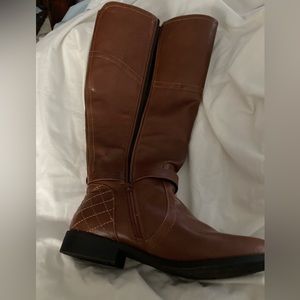 Selling dress boots in excellent condition. Size 9m